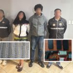 En poder de los ciudadanos investigados se halló un arma de fuego, papel moneda y celulares. /Foto Policía Nacional