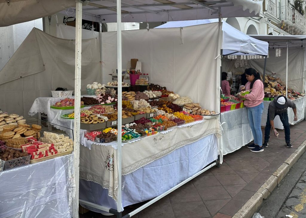 La vereda de la calle Bolívar también será usada para que artesanos y productores vendan los dulces durante el Corpus. /CSM