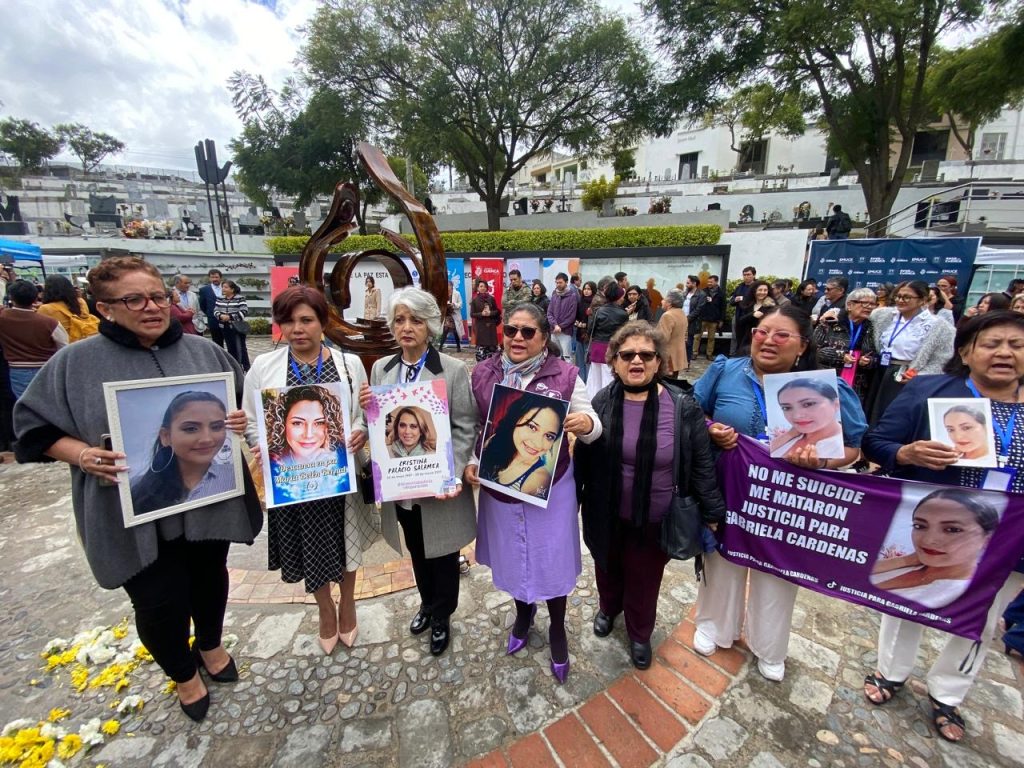 En el evento inaugural del memorial estuvieron presentes madres de víctimas de femicidios. /XCA