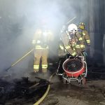 Personal del Cuerpo de Bomberos de Cuenca trabajó en apagar el incendio ocurrido en Chiquintad. /Fotos Cuerpo de Bomberos