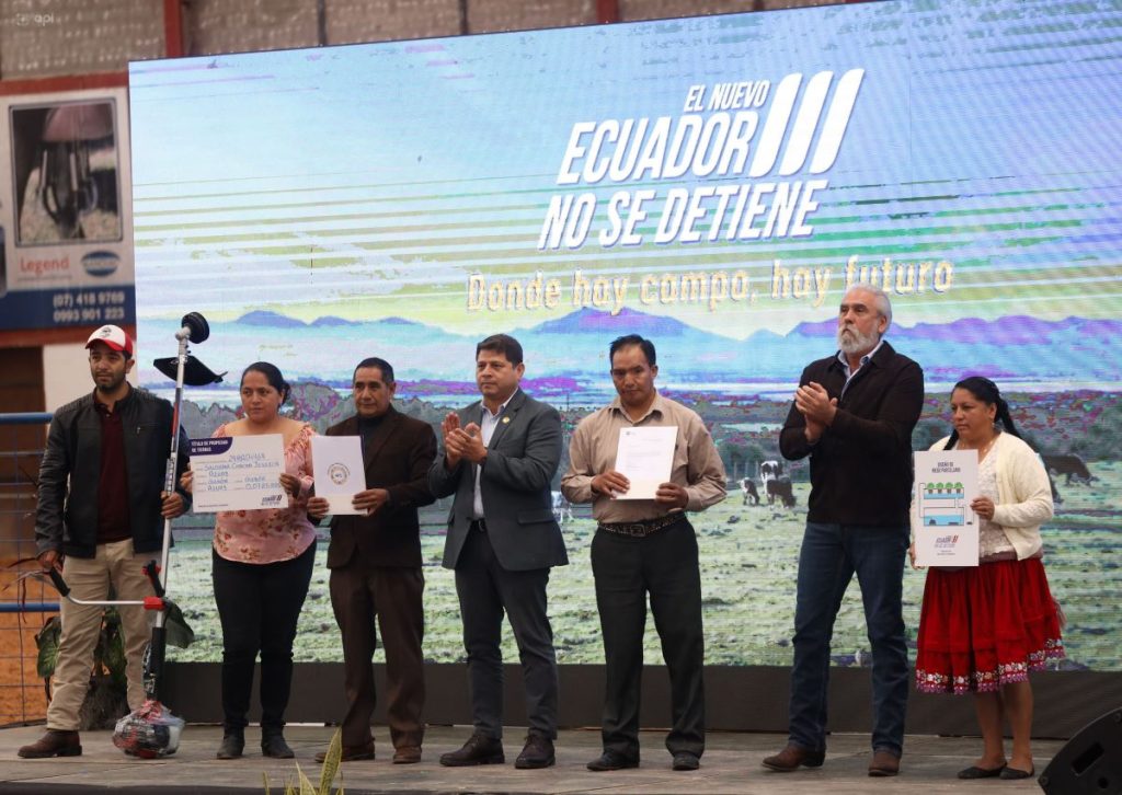 Danilo Palacios (C) ministro de Agricultura y Ganadería, durante la entrega de insumos en el Centro Agrícola Cantonal en la parroquia Victoria del Portete. API