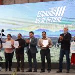 Danilo Palacios (C) ministro de Agricultura y Ganadería, durante la entrega de insumos en el Centro Agrícola Cantonal en la parroquia Victoria del Portete. API