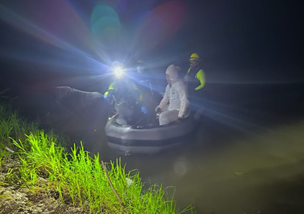 Personal policial y del Cuerpo de Bomberos de durante las labores de rescate del cadáver en el embalse de Mazar. /Fotos Policía Nacional