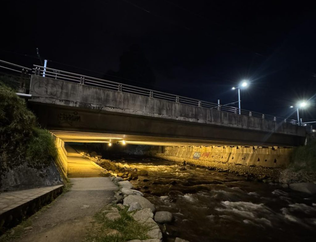 Así quedó uno de los dos puentes iluminados en Cuenca para prevenir actos de inseguridad. /Foros Iluminar