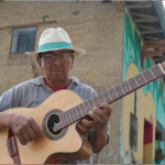 Ángel Uyaguari, en su casa – taller, ubicada en la Ruta de las Guitarras en la parroquia San Bartolomé.