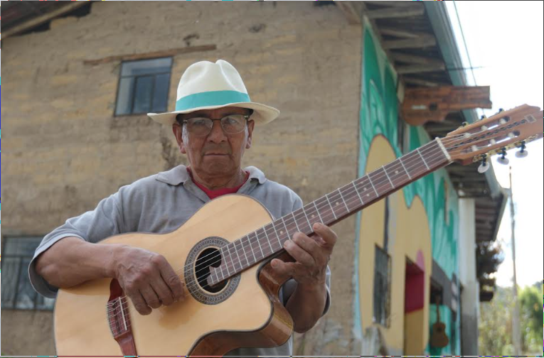 Ángel Uyaguari, en su casa – taller, ubicada en la Ruta de las Guitarras en la parroquia San Bartolomé.