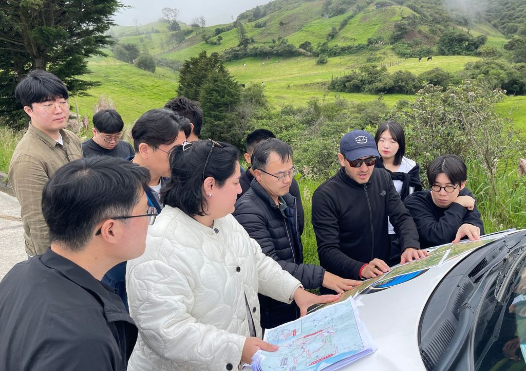 Representantes de la empresa coreana está de visita en Cuenca y Guayaquil para analizar los tres trazados de la nueva vía Cuenca – Guayaquil. /Foto Secretaría de Inversiones.
