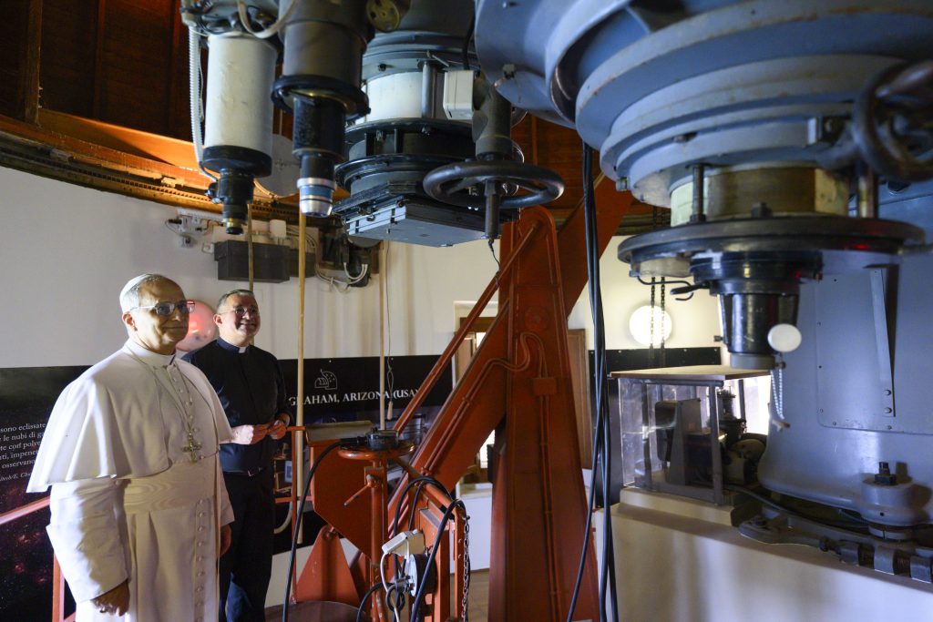 El papa visita el Observatorio
