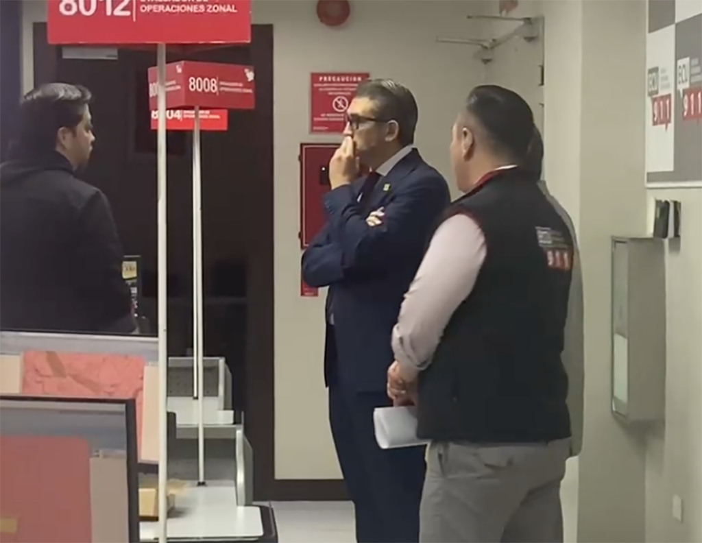 El gobernador del Azuay, Xavier Bermúdez, realizó una visita sorpresa las instalaciones del ECU911 Austro. /Cortesía