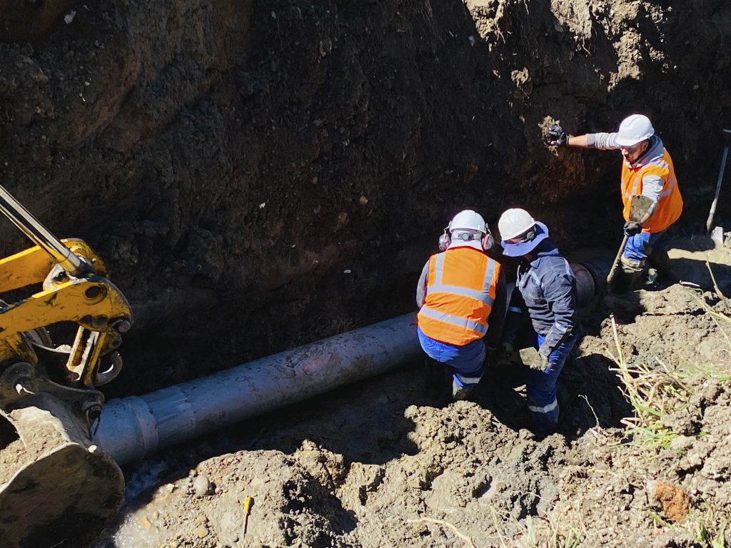 Trabajadores de ETAPA trabajan en la reparación de la tubería afectada desde el lunes 14 de julio de 2025. /XCA