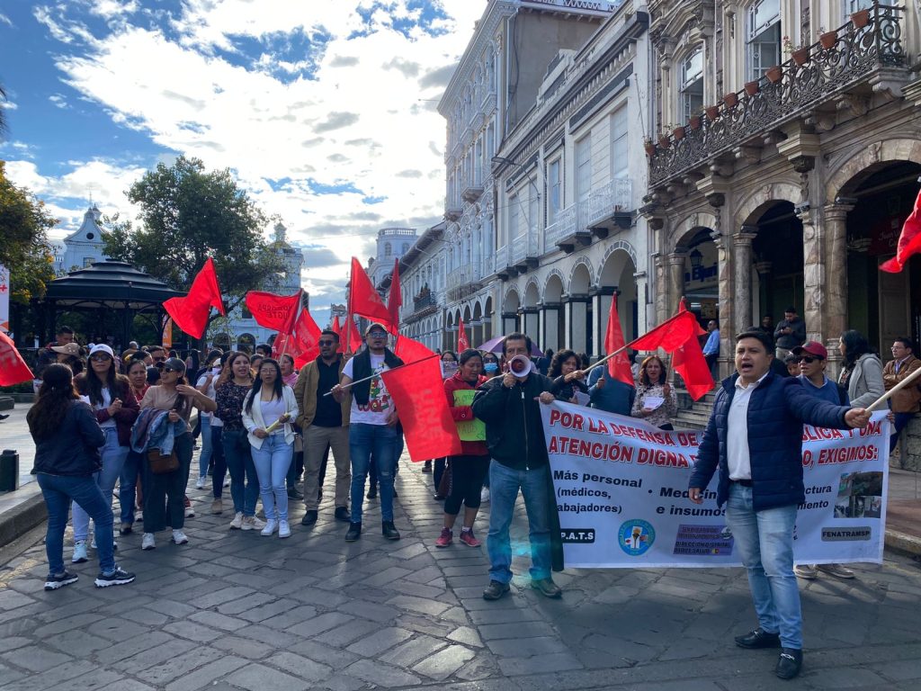 El martes 29 de julio de 2025, trabajadores de la salud protagonizaron un plantón frente a la Gobernación del Azuay. /XCA