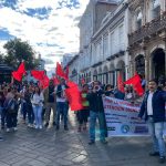 El martes 29 de julio de 2025, trabajadores de la salud protagonizaron un plantón frente a la Gobernación del Azuay. /XCA