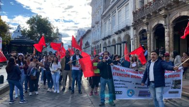 El martes 29 de julio de 2025, trabajadores de la salud protagonizaron un plantón frente a la Gobernación del Azuay. /XCA