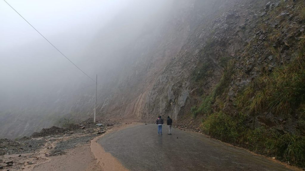 La vía Gualaceo – Plan de Milagro, en el sector Ingamullo, presenta un deslizamiento que impide el paso de vehículos. Foto ECU911