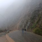 La vía Gualaceo – Plan de Milagro, en el sector Ingamullo, presenta un deslizamiento que impide el paso de vehículos. Foto ECU911