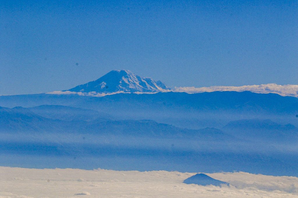 Si esta de suerte, incluso desde el trayecto hacia Paredones, se puede ver el majestuoso Chimborazo. / XCA