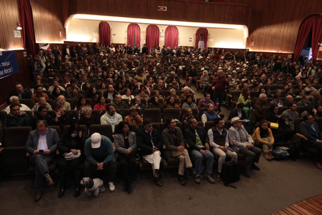 : La Asamblea Ciudadana por el Agua se llevó a cabo en el Teatro Sucre de Cuenca. /XCA