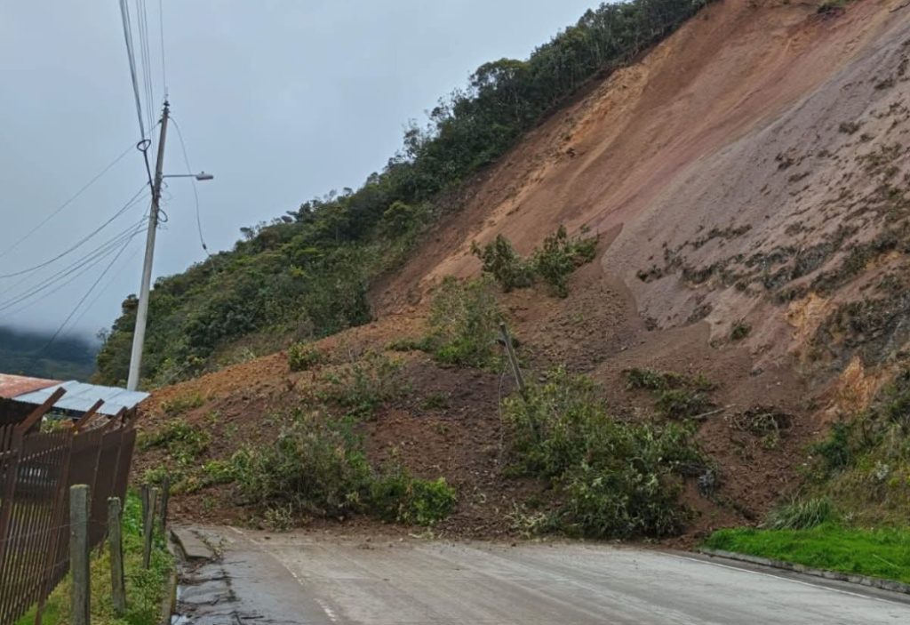 El deslizamiento reciente se presentó en el sector Cenén en la vía Cuenca – Loja. /Cortesía