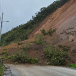 El deslizamiento reciente se presentó en el sector Cenén en la vía Cuenca – Loja. /Cortesía