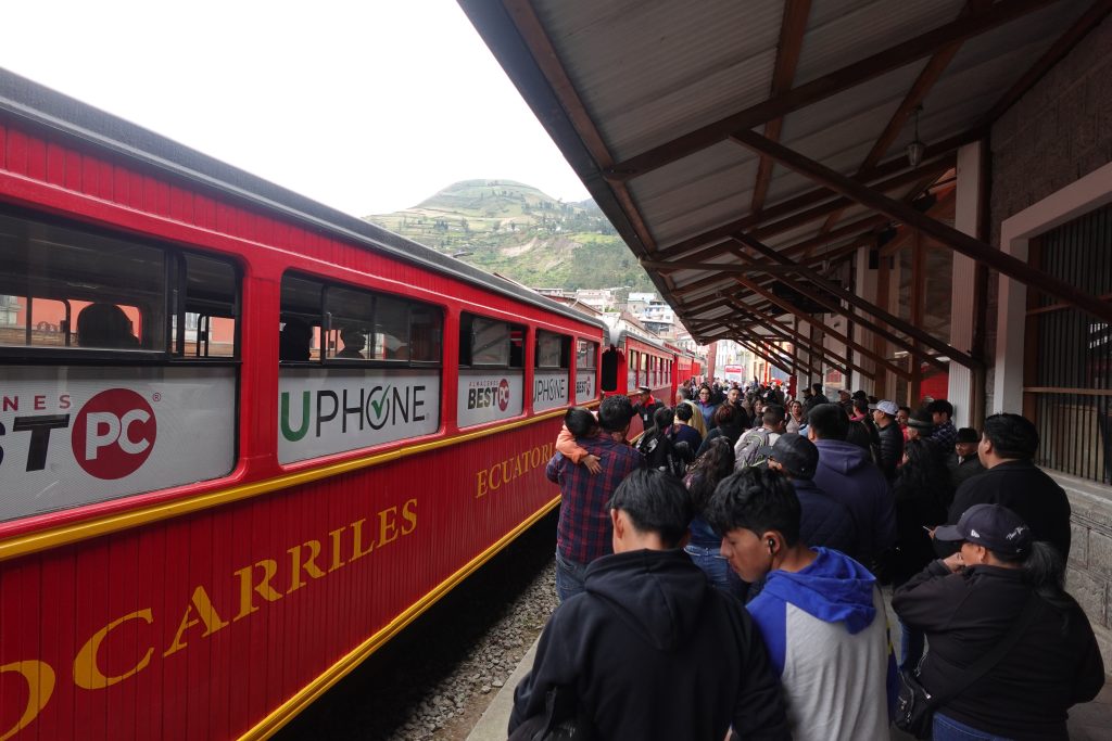 Decenas de personas hacen fila en la estación del tren de Alausí para visitar la Nariz del Diablo. /FCS