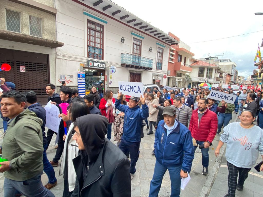 Los trabajadores marcharon por las calles de Cuenca exigiendo que se respeten sus derechos. /Cortesía