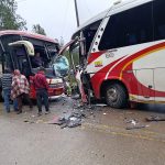 Dos buses de las cooperativas Santa y Viajeros chocaron en la vía Loja - Cuenca.