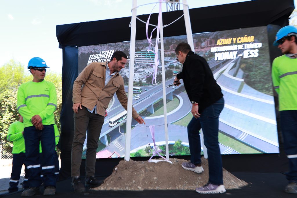 Roberto Luque, ministro de Obras Púlicas, y el presidente de la República, Daniel Noboa, colocaron ayer en Cuenca la primera piedra con la que inauguraron los trabajos del distribuidor de tránsito Monay-IESS. /XCA