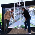 Roberto Luque, ministro de Obras Púlicas, y el presidente de la República, Daniel Noboa, colocaron ayer en Cuenca la primera piedra con la que inauguraron los trabajos del distribuidor de tránsito Monay-IESS. /XCA