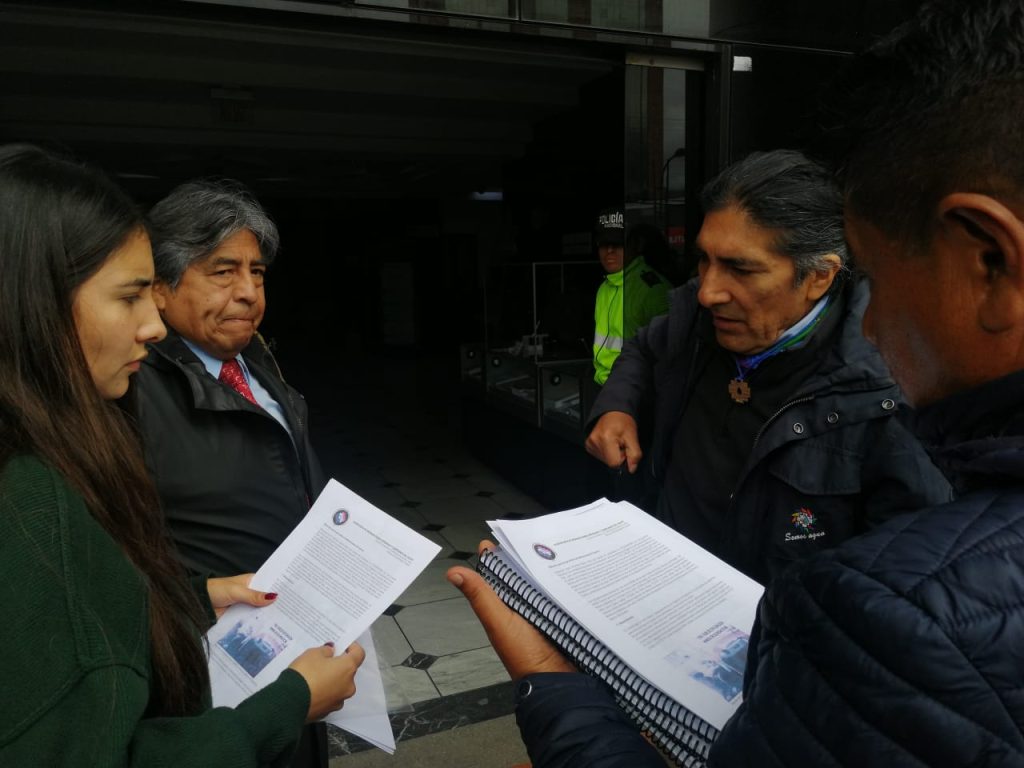 Organizaciones sociales de Azuay acudieron al Complejo Judicial de Cuenca para presentar la medida cautelar el 8 de julio de 2025. /FCS