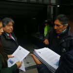 Organizaciones sociales de Azuay acudieron al Complejo Judicial de Cuenca para presentar la medida cautelar el 8 de julio de 2025. /FCS