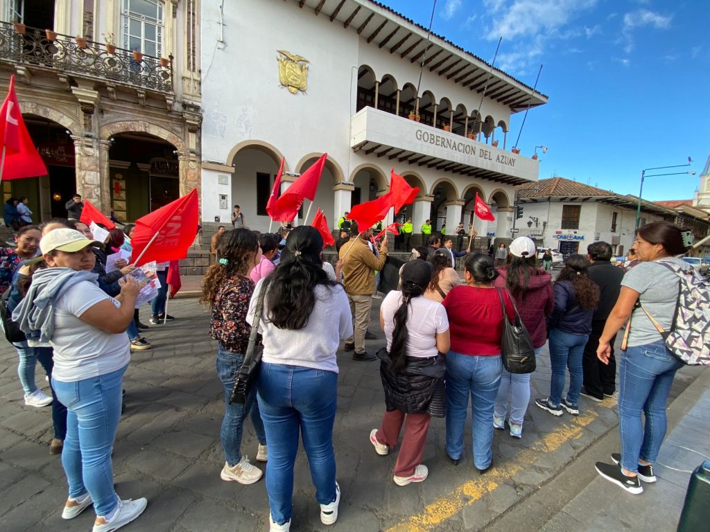 Trabajadores de la salud protagonizaron un plantón frente a la Gobernación del Azuay. /XCA