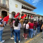 Trabajadores de la salud protagonizaron un plantón frente a la Gobernación del Azuay. /XCA