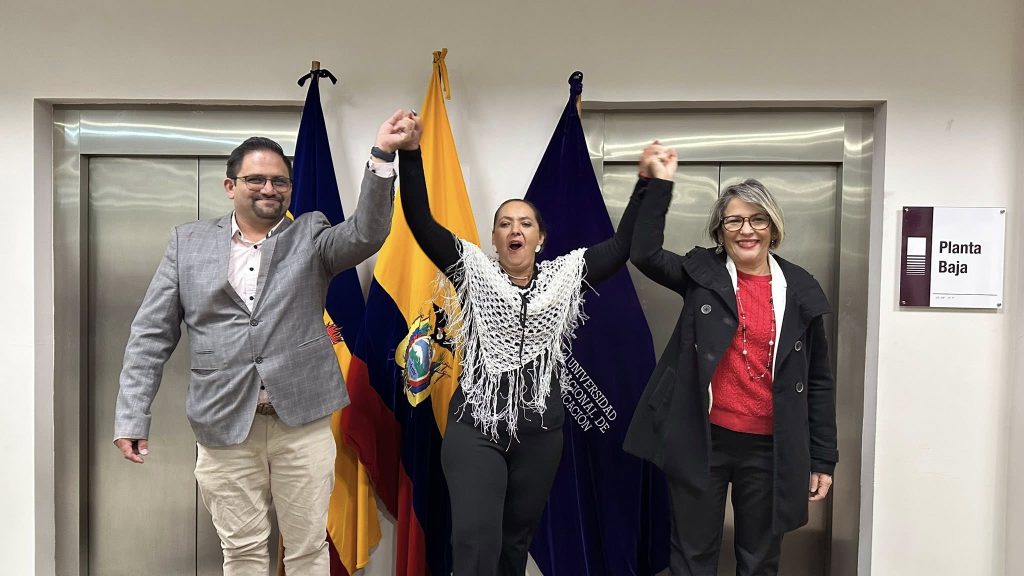 Francisco Samuel Mendoza, vicerrector; Silvia Sarmiento, rectora de la UNAE y Patricia Henríquez Coronel, vicerrectora de Investigación, Innovación y Posgrados.