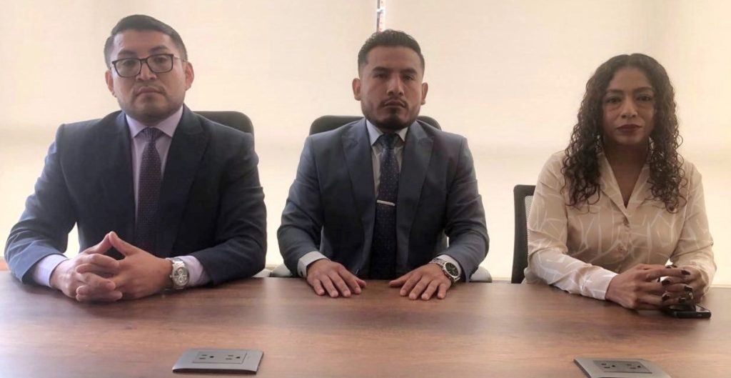 Rolando Zhañay y Efraín Bermeo, abogados de la ciudadana Jessica Lara Campos (D), quien fue desvinculada de la Dirección de Avalúos y Catastros el 23 de junio de 2025.