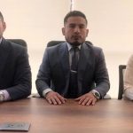 Rolando Zhañay y Efraín Bermeo, abogados de la ciudadana Jessica Lara Campos (D), quien fue desvinculada de la Dirección de Avalúos y Catastros el 23 de junio de 2025.