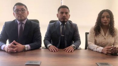 Rolando Zhañay y Efraín Bermeo, abogados de la ciudadana Jessica Lara Campos (D), quien fue desvinculada de la Dirección de Avalúos y Catastros el 23 de junio de 2025.