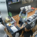 Dos delincuentes asaltaron un local de celulares en Camilo Ponce Enríquez, en Azuay.