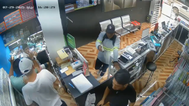 Dos delincuentes asaltaron un local de celulares en Camilo Ponce Enríquez, en Azuay.