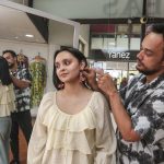 El diseñador David Ossandón coloca una joya a Amelia Ávila Zeas, en su local ubicado en el Centro Comercial El Vergel.