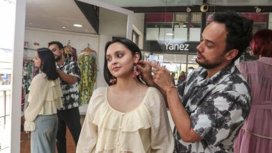 El diseñador David Ossandón coloca una joya a Amelia Ávila Zeas, en su local ubicado en el Centro Comercial El Vergel.
