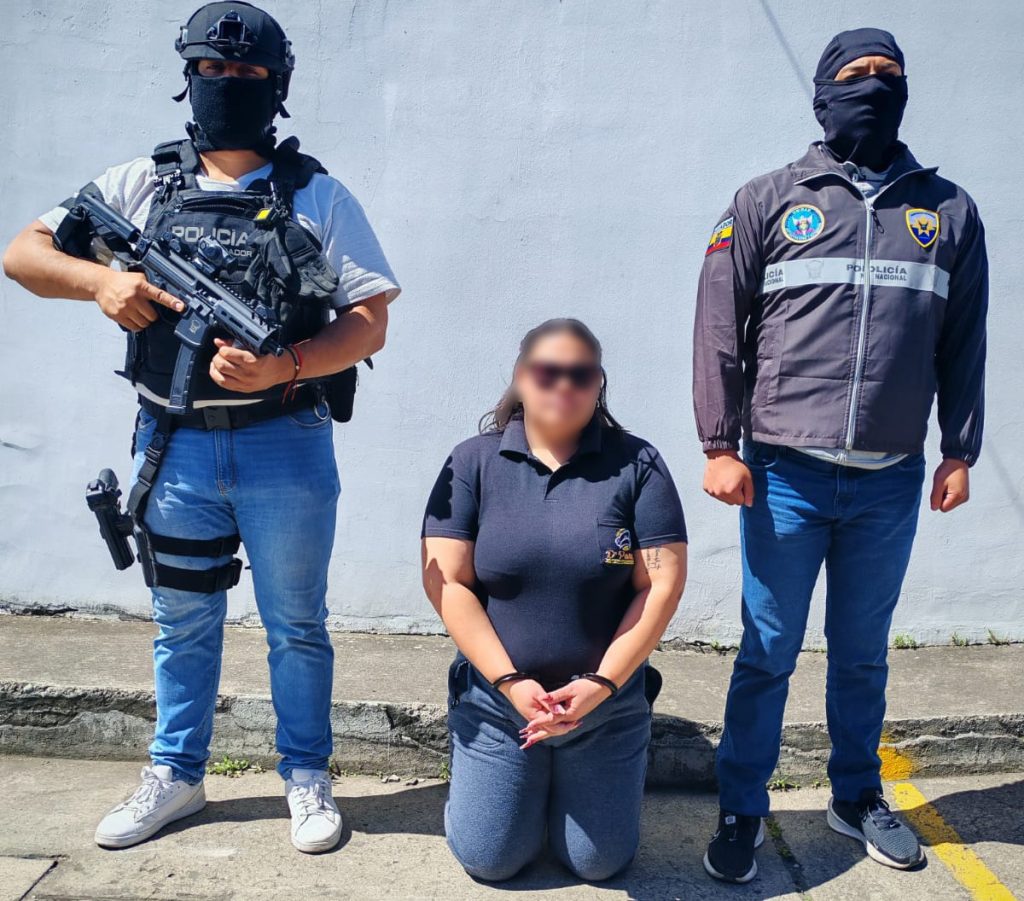 Una mujer fue detenida en Cuenca por extorsionar al dueño de un auto, que fue robado en Pasaje, en El Oro.