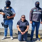 Una mujer fue detenida en Cuenca por extorsionar al dueño de un auto, que fue robado en Pasaje, en El Oro.