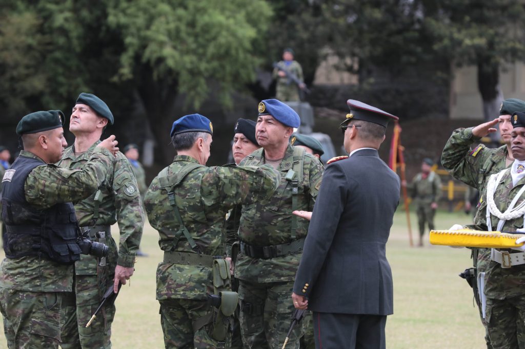 Los generales de brigada Manuel Dávila Caicedo y Ricardo Cajas Matute, durante la ceremonia de cambio de mando de la III División del Ejército Tarqui.