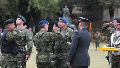 Los generales de brigada Manuel Dávila Caicedo y Ricardo Cajas Matute, durante la ceremonia de cambio de mando de la III División del Ejército Tarqui.