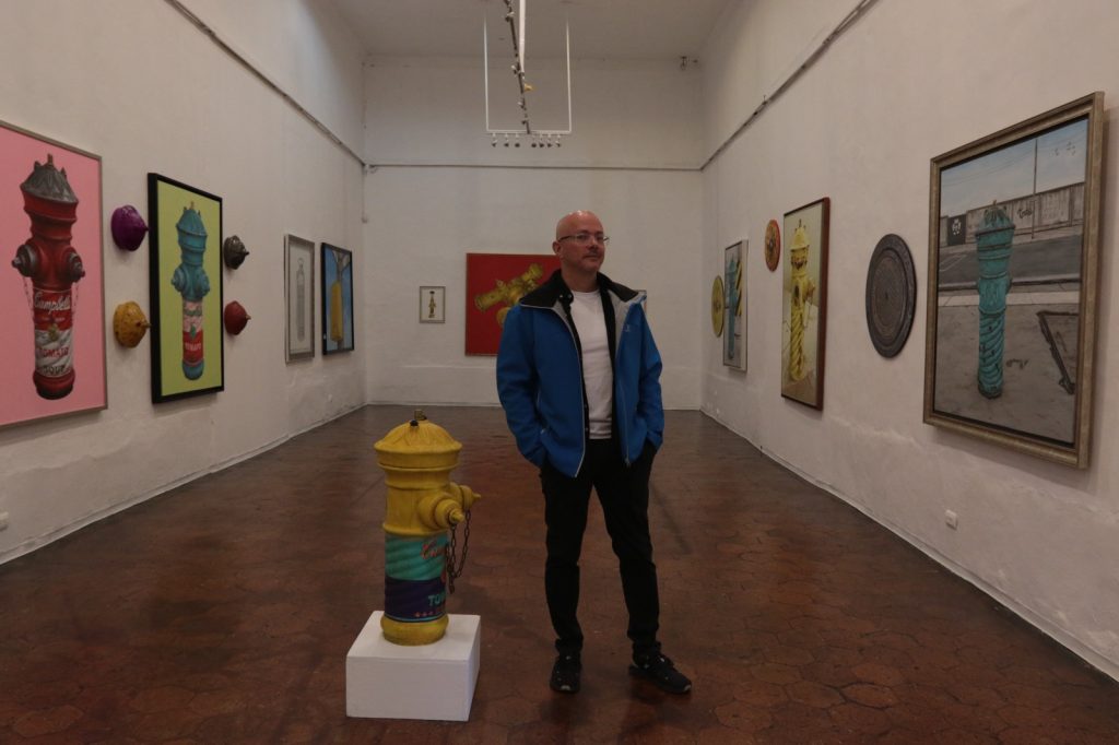 Artista Juan Pablo Toral en la Sala ‘Boulevard’ de la exposición ‘Retrotopía’ en el Museo Municipal de Arte Moderno.
