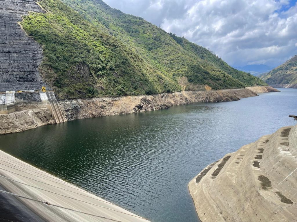 Niveles históricos de agua en las hidroeléctricas del Azuay.