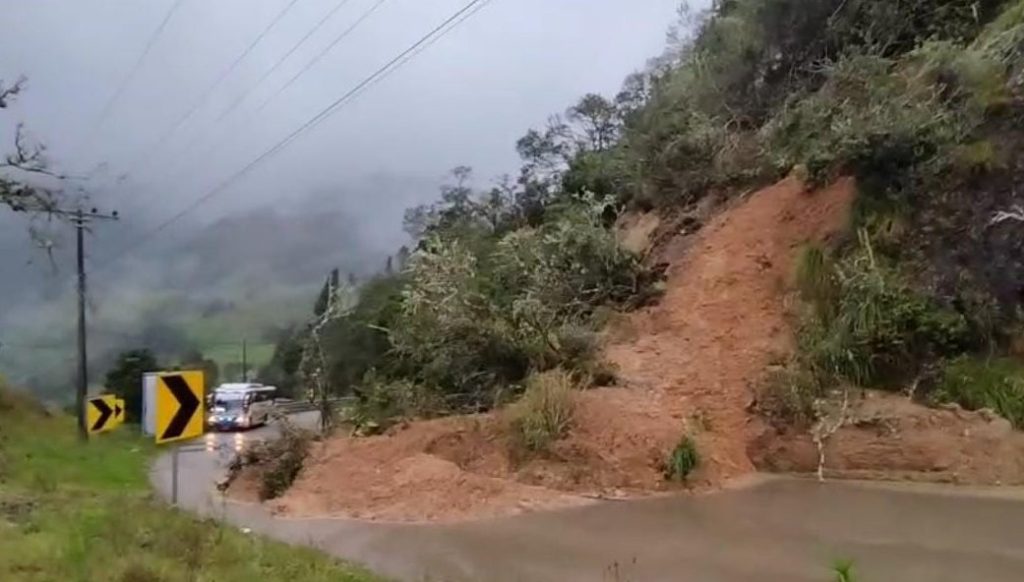 Un deslizamiento de tierra provocó el cierre de la vía Paute – Guarumales – Méndez. /Foto MTOP