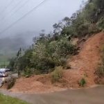 Un deslizamiento de tierra provocó el cierre de la vía Paute – Guarumales – Méndez. /Foto MTOP