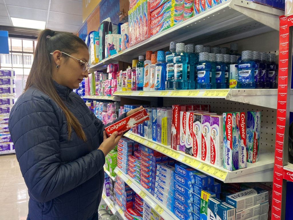 En ‘La Tienda de la Pío’ se revisaron pechas para comprobar si tenían el producto y tomar acciones. En este negocio no se vende el producto. /XCA