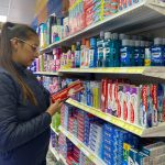 En ‘La Tienda de la Pío’ se revisaron pechas para comprobar si tenían el producto y tomar acciones. En este negocio no se vende el producto. /XCA